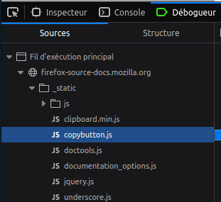 Une capture d'écran partielle du panneau des sources dans l'onglet du débogueur dans les outils de développement. Les fichiers associés à la page courante sont visible dans un répertoire dont le nom est le même que l'URL du site qui est ouverte dans l'onglet courant du navigateur.