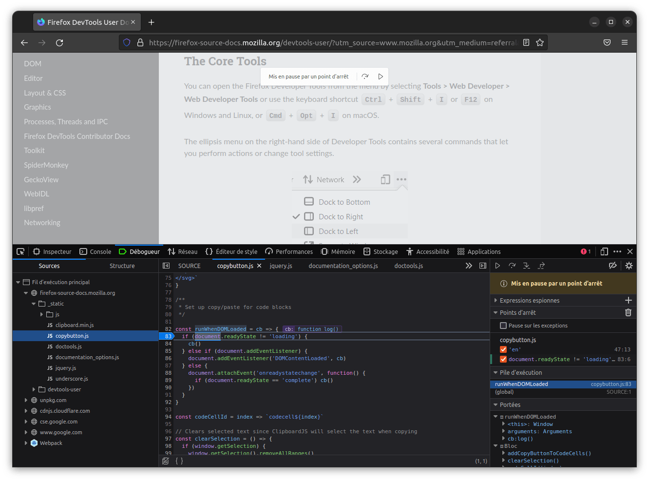 Le site firefox-source-docs.mozilla.org est ouvert. La sous-fenêtre des outils de développement est ouverte et c'est l'onglet du débogueur JavaScript qui est sélectionné. Il permet d'observer les valeurs des variables et de placer des points d'arrêt. Un fichier nommé 'copybutton.js' est sélectionné dans le panneau des sources et un point d'arrêt est placé à la ligne 83 du fichier.