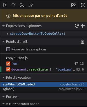 Capture d'écran partielle qui montre le panneau Sources de l'onglet du débogueur des outils de développement. La pile d'exécution montre que la fonction est appelée à la ligne 83, qu'un point d'arrêt est présent à cette ligne et on peut voir la portée à cet instant.